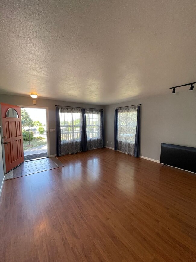 Building Photo - Beautiful 3 bed 2 bath - pets allowed! ***...