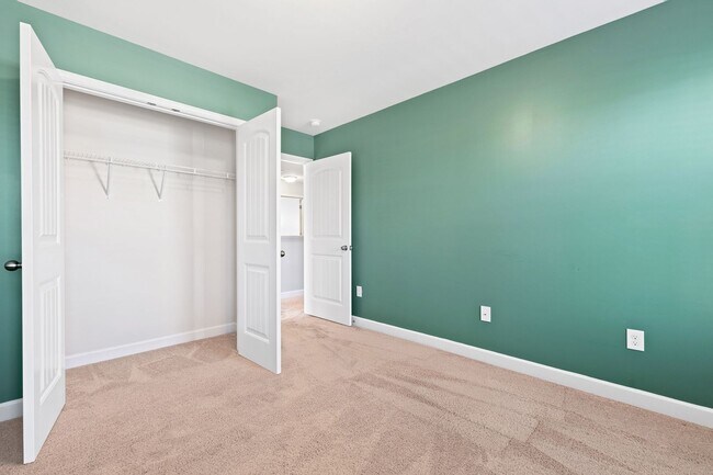 Building Photo - Bright & Spacious End-Unit Townhome in Flo...