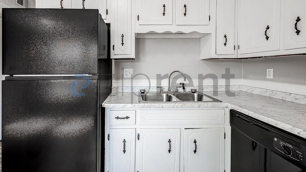 Building Photo - Unit APT E