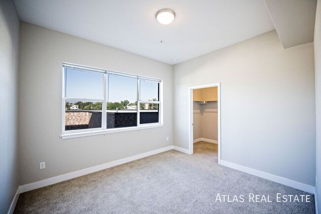 Building Photo - Beautiful 2 Bed 2 Bath Corner Apartment on...