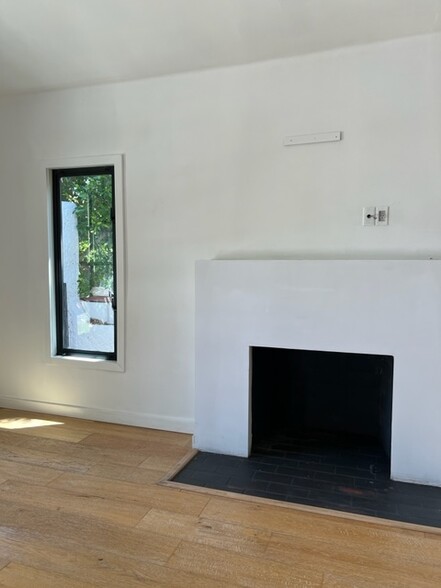Building Photo - 517 N Sweetzer Ave