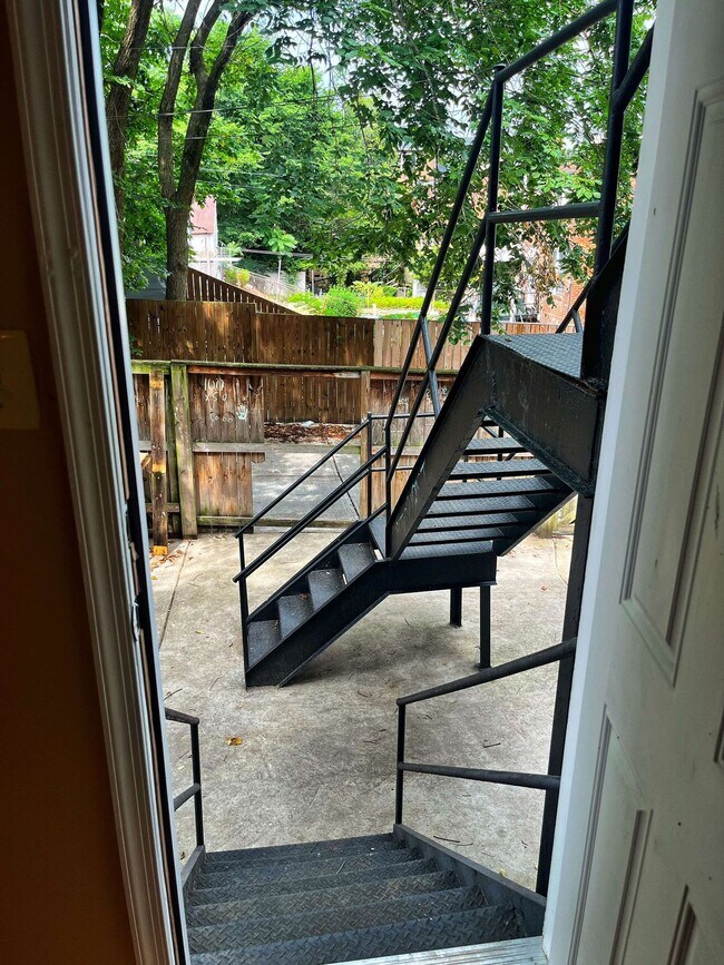 Building Photo - Move in Special! 2 Bed 1 Bath SE DC