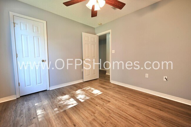 Building Photo - 933 Scenic Oak Ln