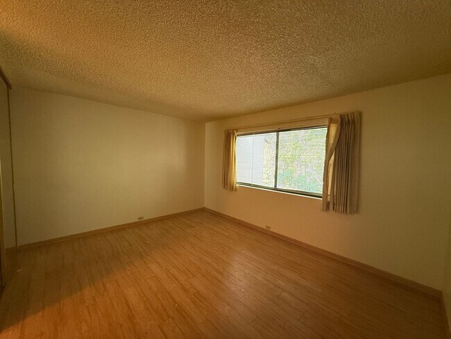 Building Photo - 1 bed 1 bath available in the Arden area o...