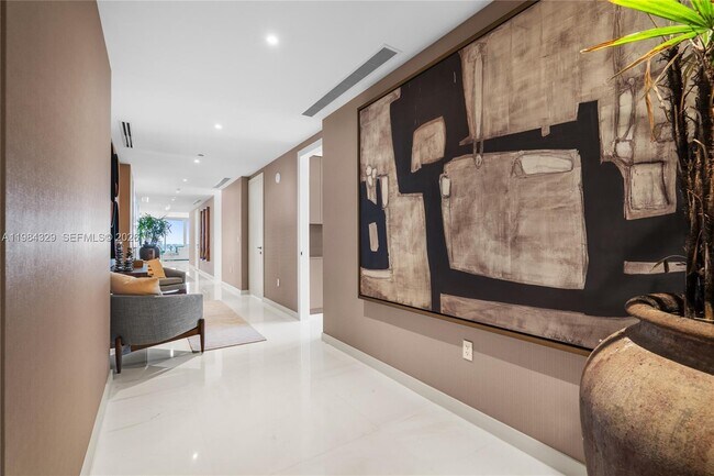 Building Photo - 300 Biscayne Blvd Way