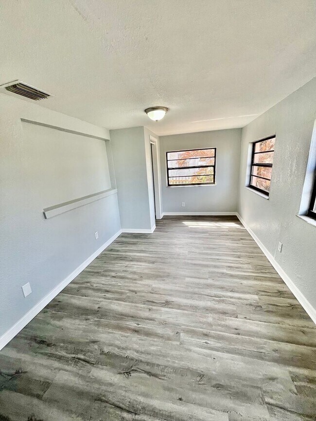 Building Photo - Spacious Remodeled 6BR/1BA Home with Fenced Backyard in Winter Haven!