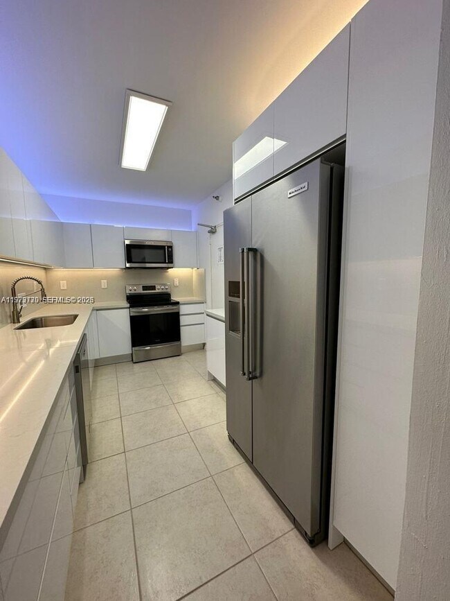 Building Photo - 10185 Collins Ave