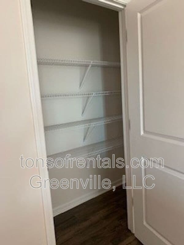 Building Photo - 938 Pineland Dr