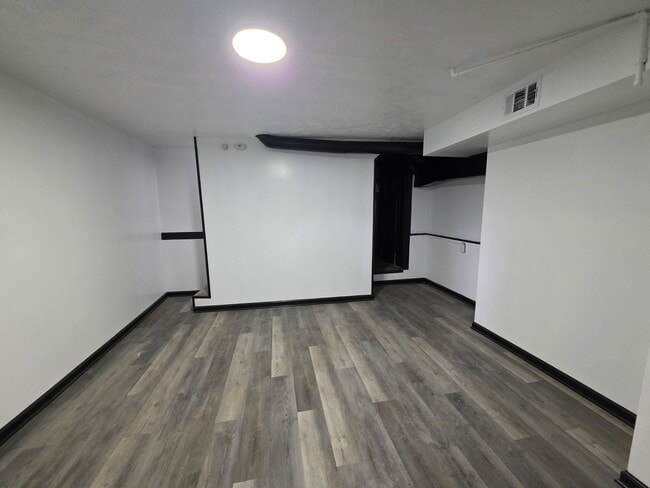 Building Photo - Fully Updated 3 bedroom 1 bath house for in the South Side Slopes!