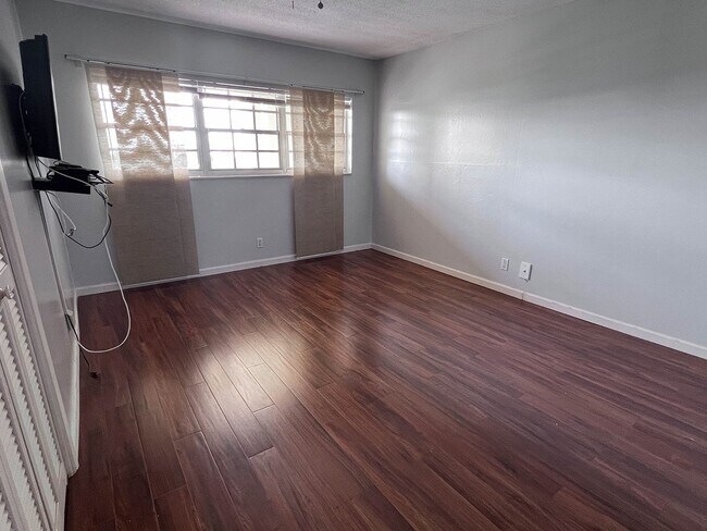 Building Photo - 2850 N Palm Aire Dr