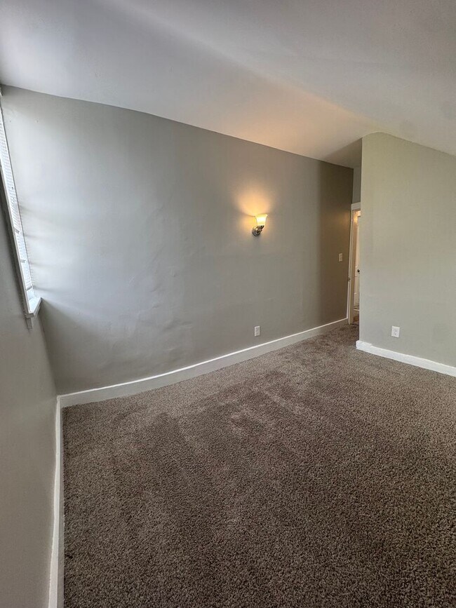 Building Photo - Spacious Four Bedroom House Close to Downt...