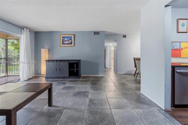 Building Photo - 3083 N Oakland Forest Dr