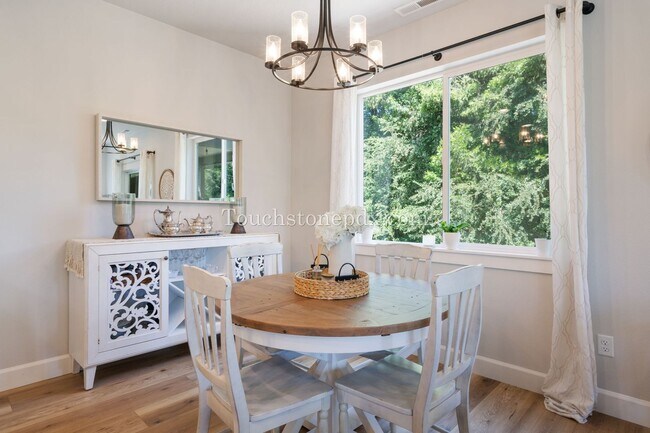 Building Photo - Luxurious 4 Bed/3.5 Bath Residence - Your ...