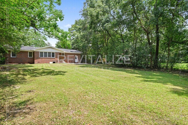 Building Photo - 2505 Robin Hood Dr