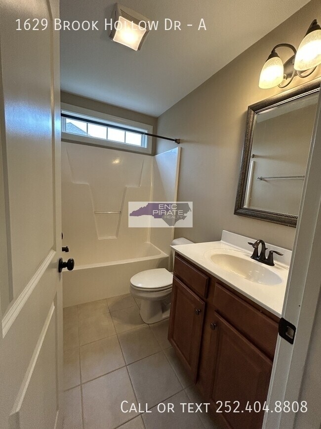 Building Photo - 1629 Brook Hollow Dr