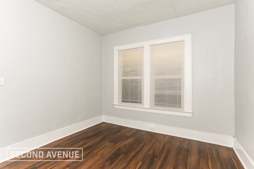 Building Photo - 1417 W 6th St