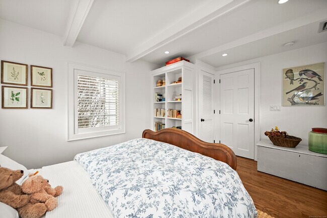 Building Photo - 104 Roton Ave