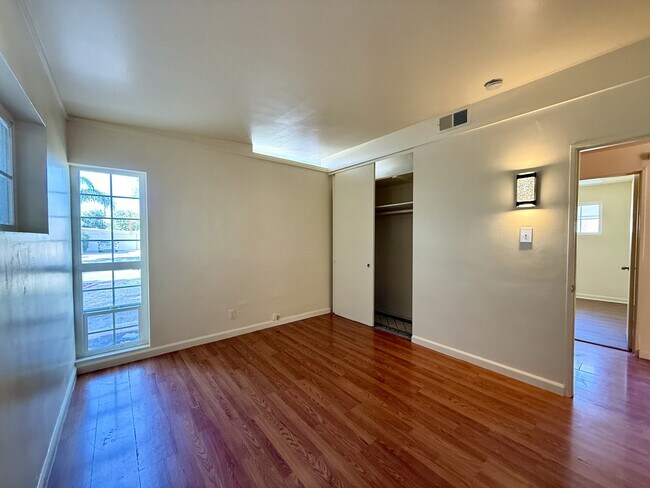 Building Photo - 13949 Oval Dr
