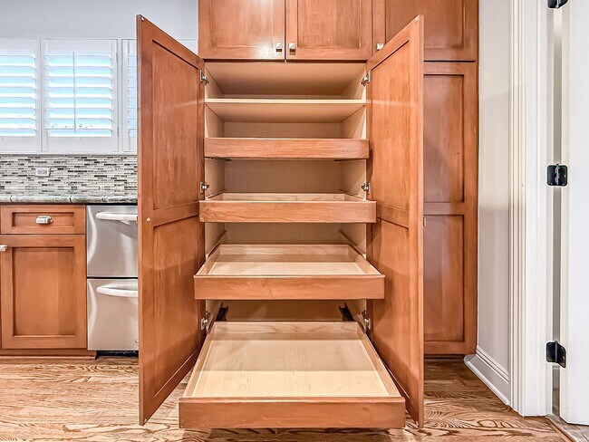 Building Photo - Upgraded Sherman Oaks 4+4 home - Ready for Move In!