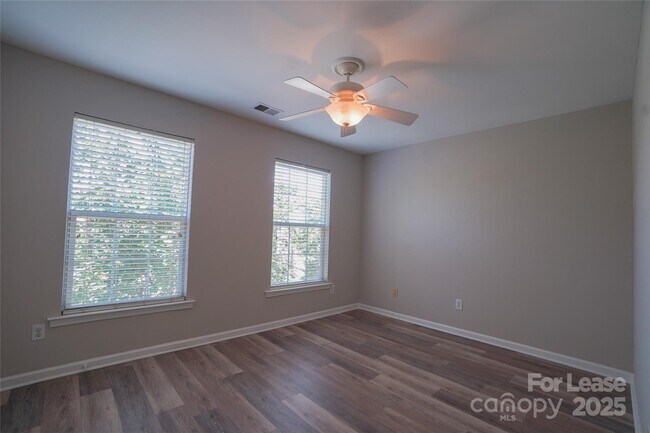 Building Photo - 2411 Normancrest Ct