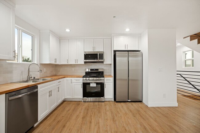 Building Photo - 4232 Rosewood Ave