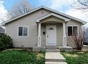 Building Photo - ***COMING SOON***

Spacious, Pet-Friendly 3 bed, 2 bath duplex in Englewood!