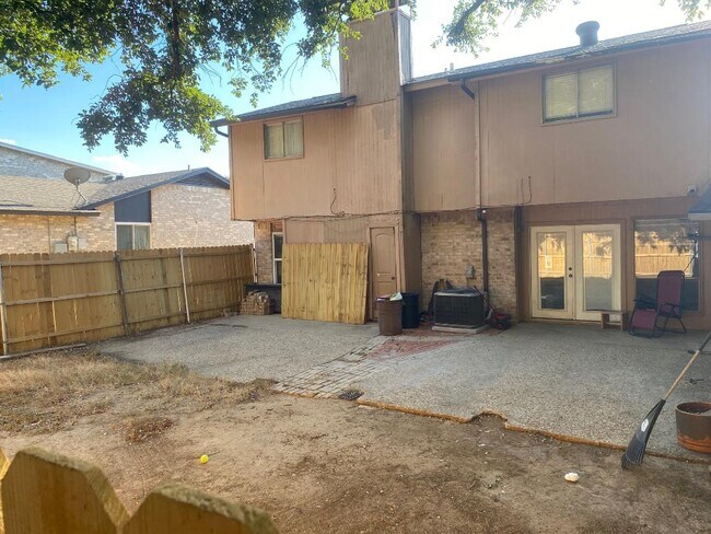 Building Photo - 1704 Willow Ln