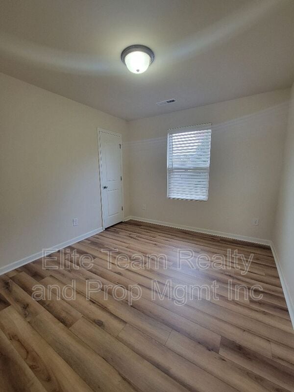 Building Photo - 5823 Hewitt Dr