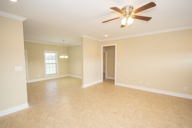 Building Photo - Home in Athens City! *HANDICAP ACCESSIBLE*