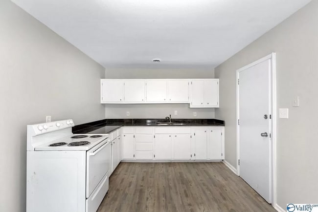 Building Photo - THREE BEDROOM/ONE BATH - CONVENIENT LOCATION!