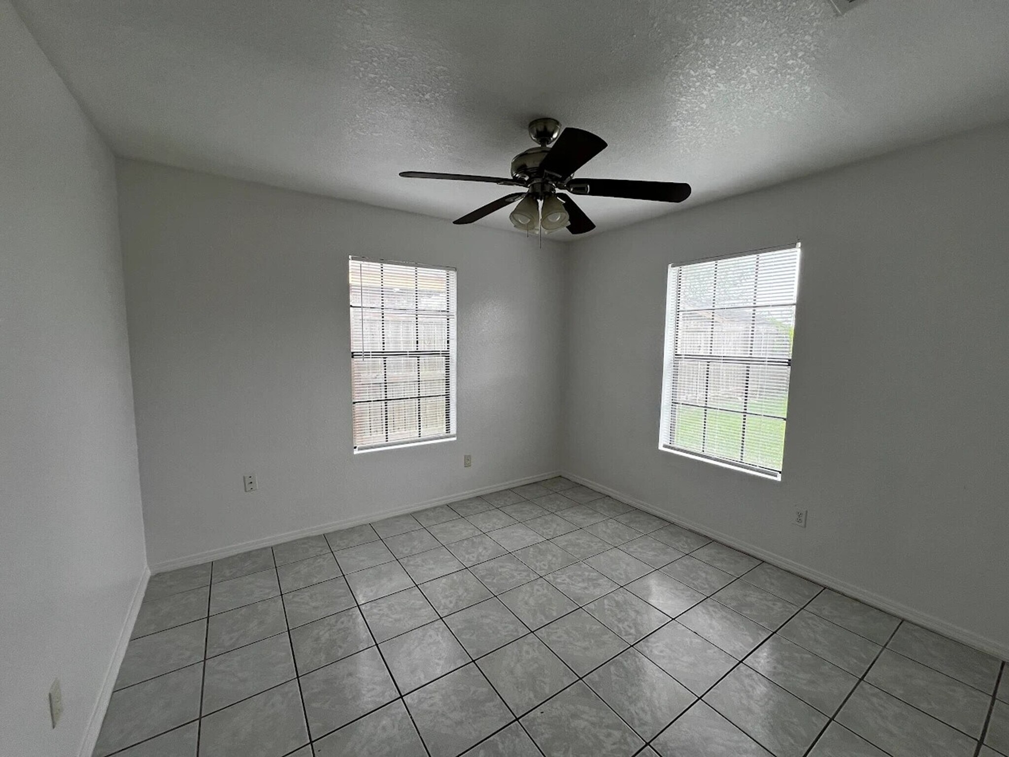 Building Photo - 5105 Villa Bonita St