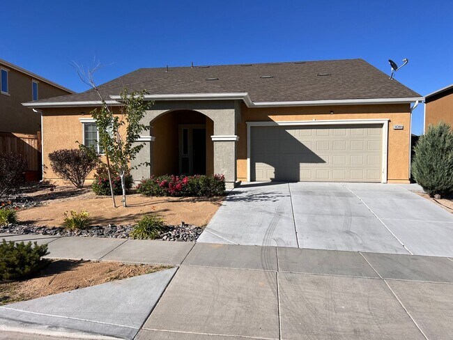 Primary Photo - Luxurious 4 bedroom 3 bath family home in ...