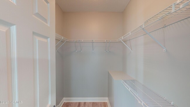Building Photo - 10 Red Cedar Ln