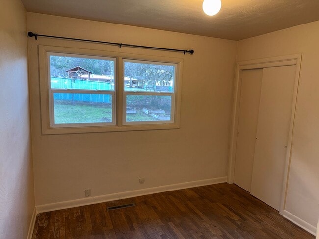 Building Photo - Updated 2 bedroom 1 bath duplex in Eugene!