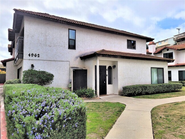 Building Photo - Upgraded townhome in central location !
