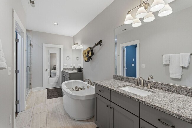 Building Photo - Wedgewood Houston Townhome