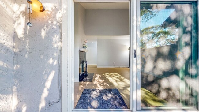 Building Photo - Cozy 2 Bedroom 1.5 Bath with Private Yard and Two Car Garage !