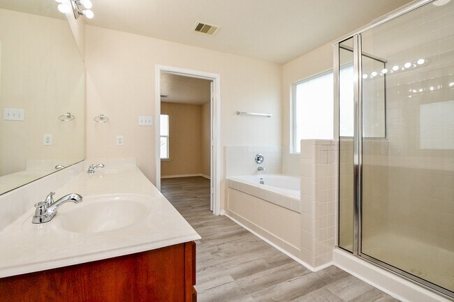 Building Photo - 10439 Lauren Creek Dr