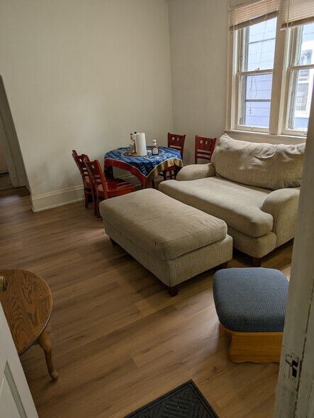 Living room - 1927 E Newberry Blvd