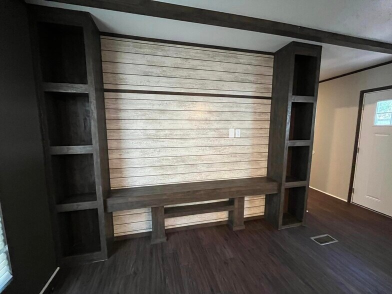 Building Photo - 106 E Semands St