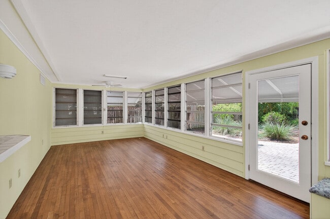 Building Photo - 817 N Palmway