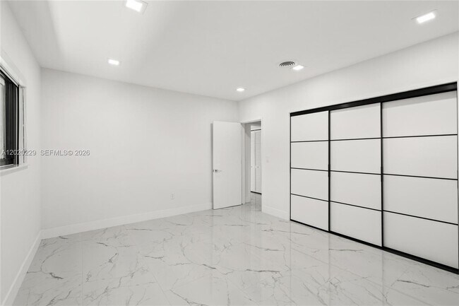 Building Photo - 112 E 1st Ct