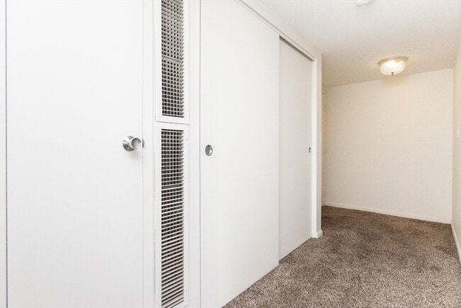 Building Photo - 404 Paradise Rd