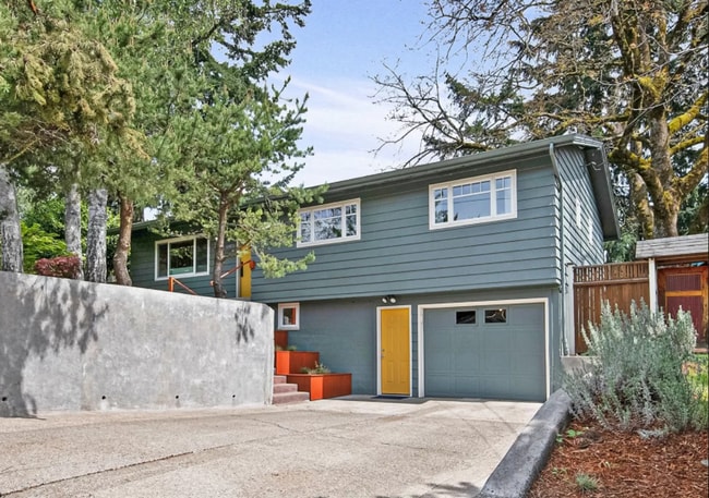 Building Photo - |NEW| ~ Charming 3-Bedroom Home in Portlan...