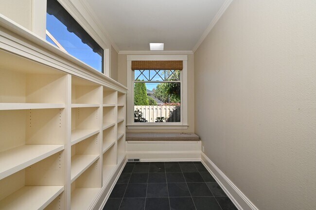 Building Photo - Charming & Spacious 4-Square 3 BR/1.75 BA ...