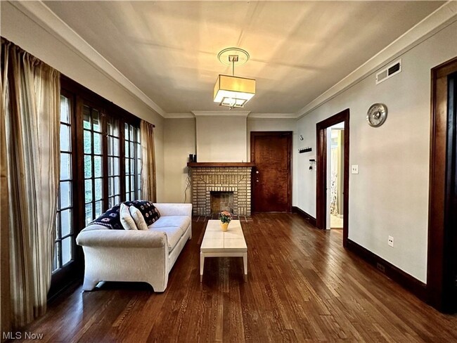 Building Photo - Charming 1-Bedroom Property in Prime Location