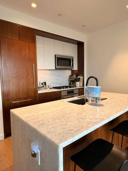 Building Photo - 75 Park Ln S