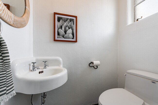 Building Photo - 601 Tulane Dr NE