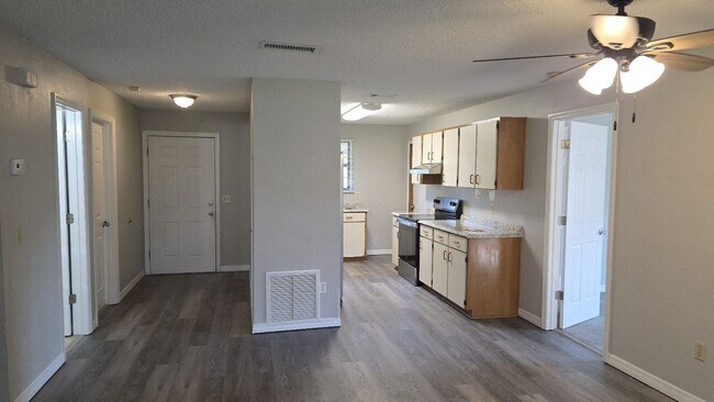 Building Photo - Palm Coast 4 Bedroom 2 Bath in the W Section