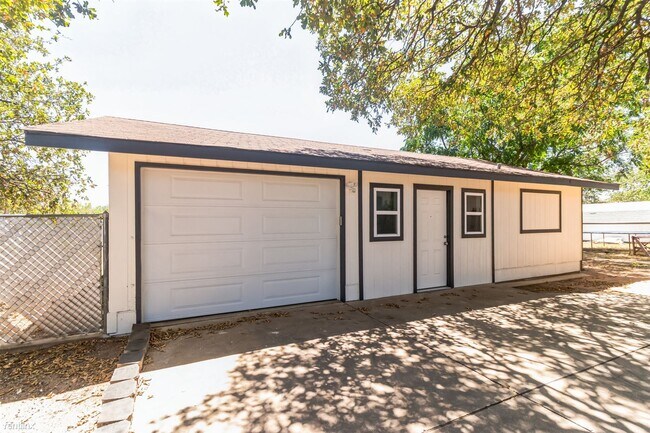 Building Photo - 1 br, 1 bath House - 124 East Castlebriar ...